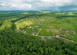 Поселок в окружении леса